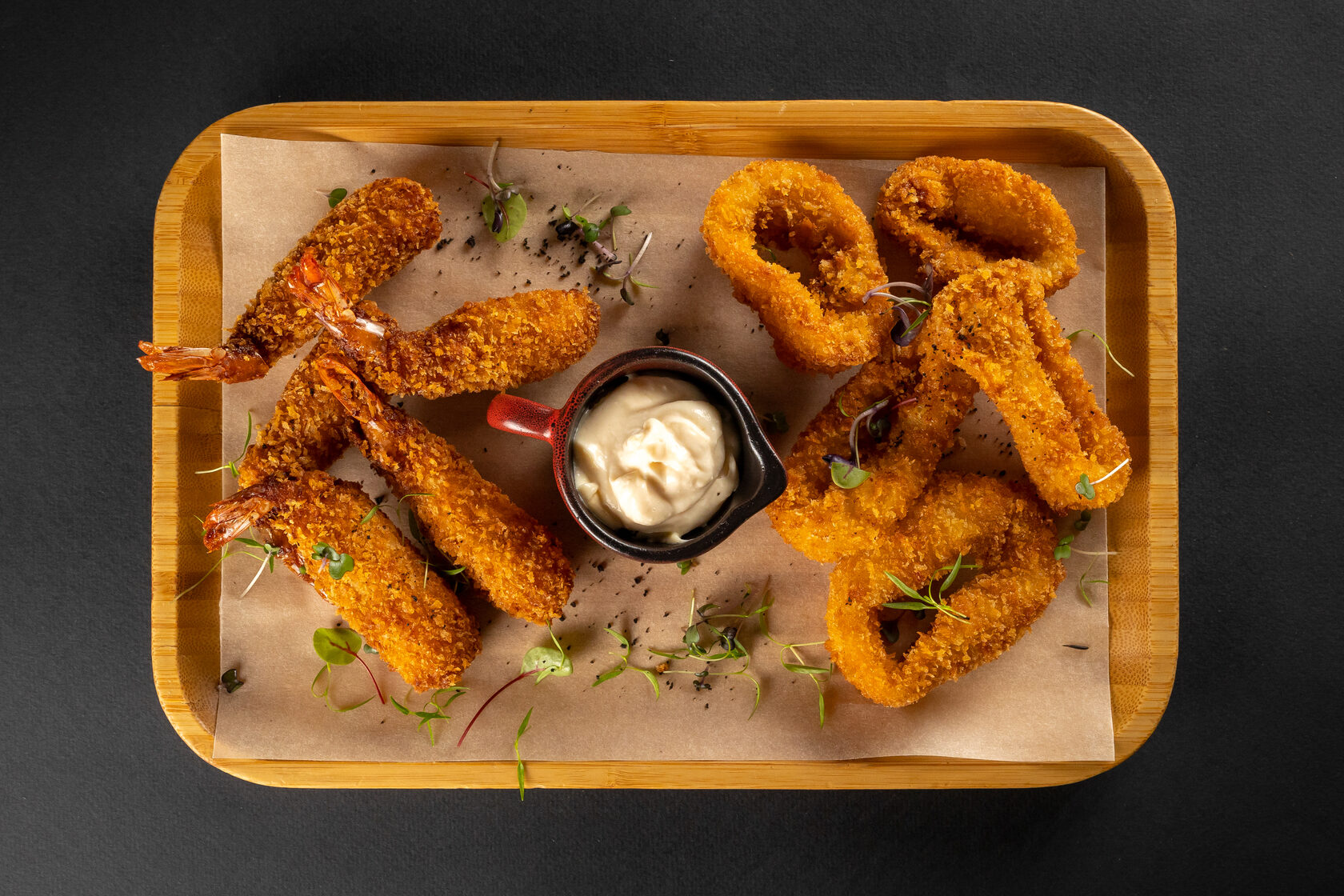 Хрустящие креветки и кальмары с соусом