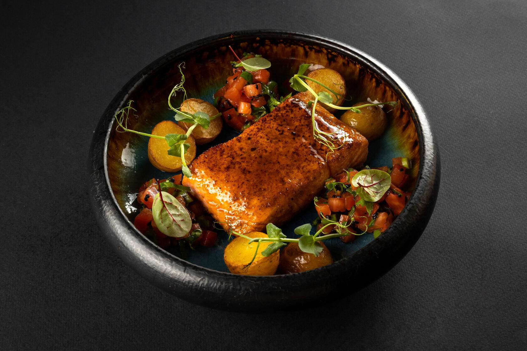 Лосось с картофелем и томатной сальсой